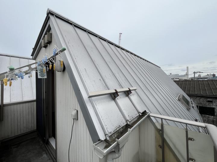 屋根は急勾配なので外壁用足場に屋根作業用足場を取り付けて作業することになります。