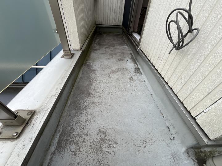 バルコニー床のFRP防水はトップコートの劣化で防水層はまだしっかりしてますので塗替えで良いでしょう。