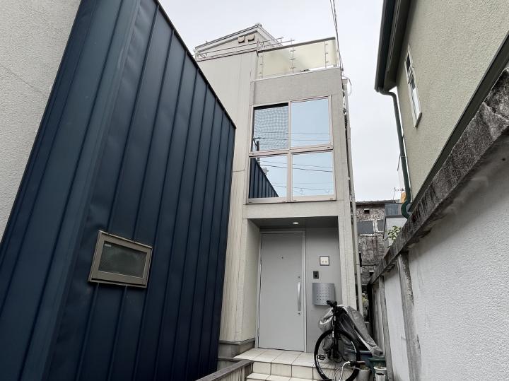 施工前の外観です。経年劣化により汚れが目立つようになってきました。