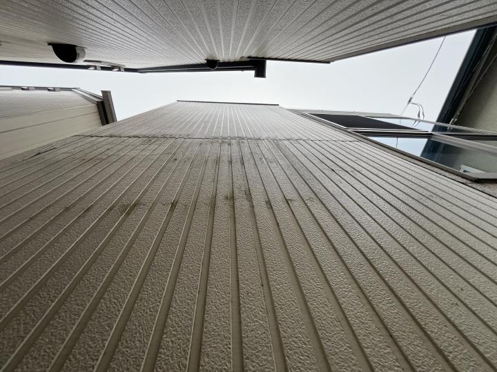 外壁サイディングボードの塗装は経年劣化によりチョーキング現象が強く発生しております。